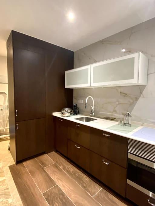 Piso De Diseno Junto Teatro Real Appartement Madrid Buitenkant foto